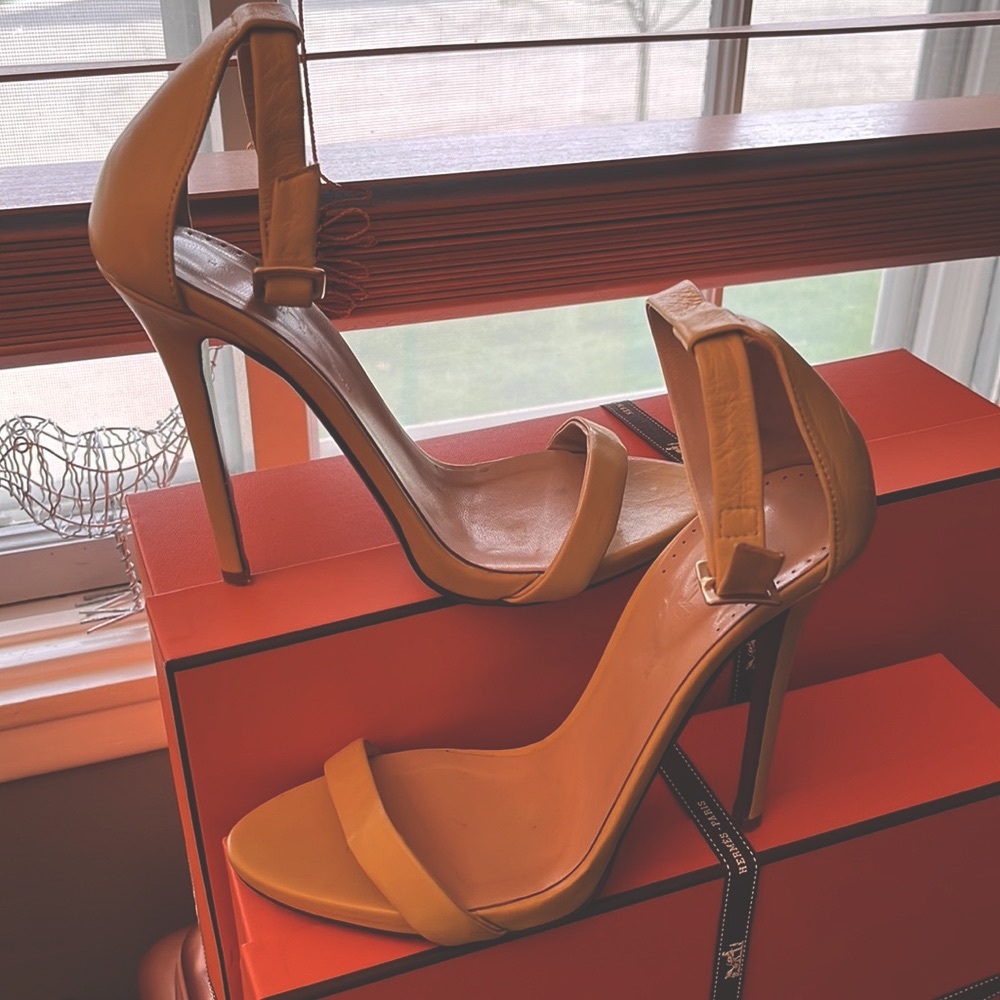 High heels sandals 1 stripe, very sexy and it’s a beautiful color, stylish!!